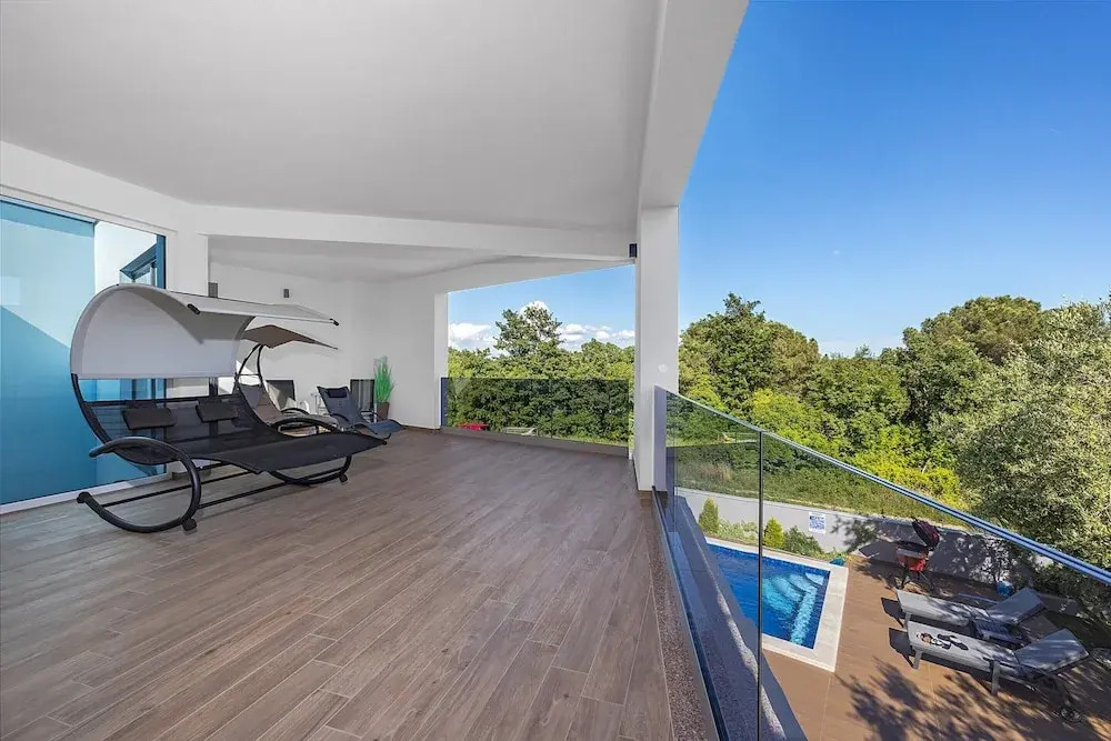 Villa With Pool, Game Room, Garden