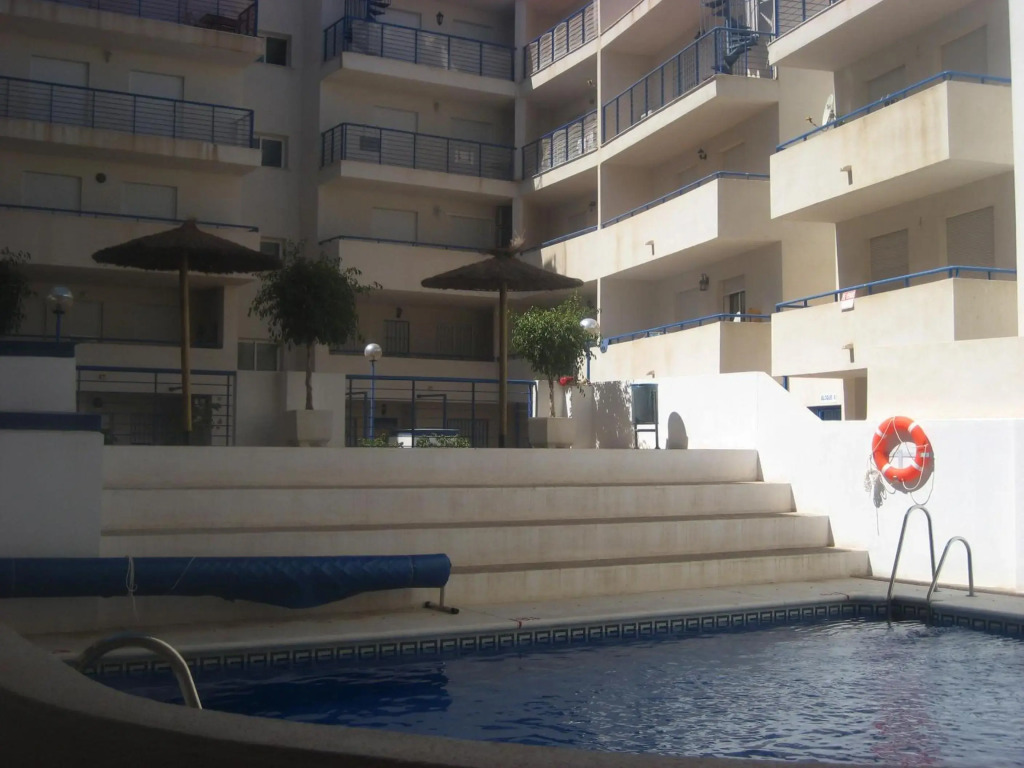 Vivienda en residencial con piscina