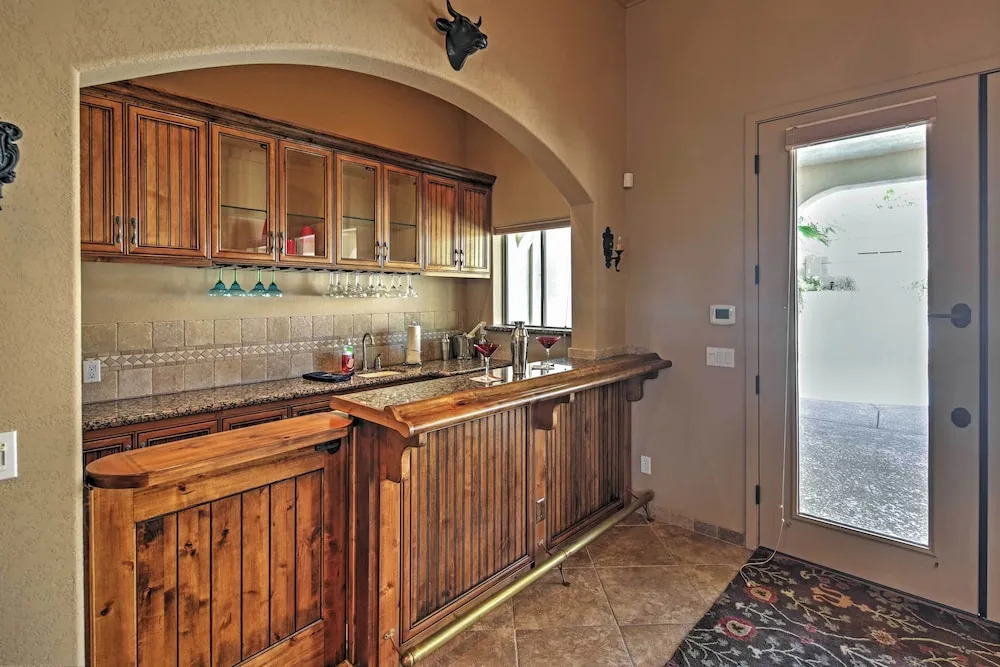 < 2 Mi to Lake Havasu: Spacious Home w/ Patio!