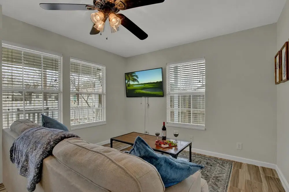 Charming Cottage-hot Tub and Grill-3 min to Main!