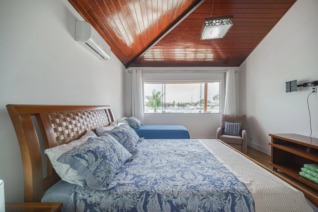 Casa Moderna com Quatro Suítes no Canal da Marina