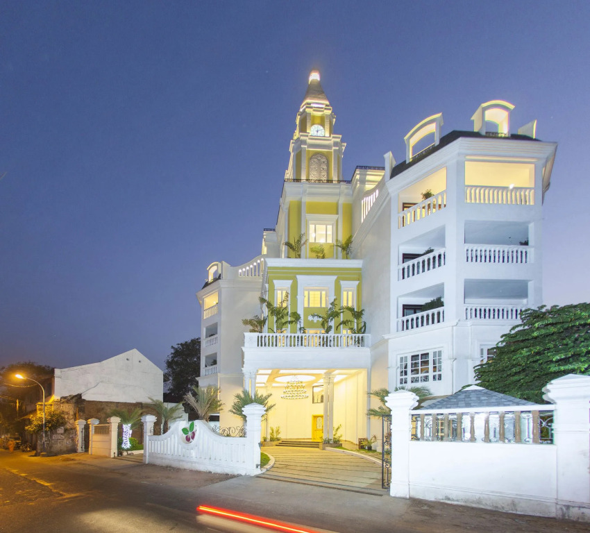Fragrant Nature Kochi - A Five star Classified Hotel
