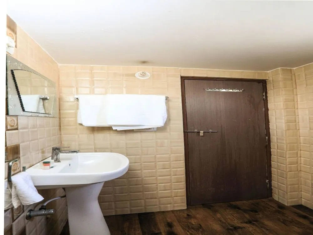 OYO 9760 Home Tej Vilas Near Celebration Mall