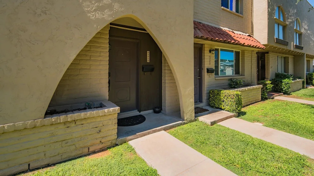 Spacious 4BR Townhouse by WanderJaunt