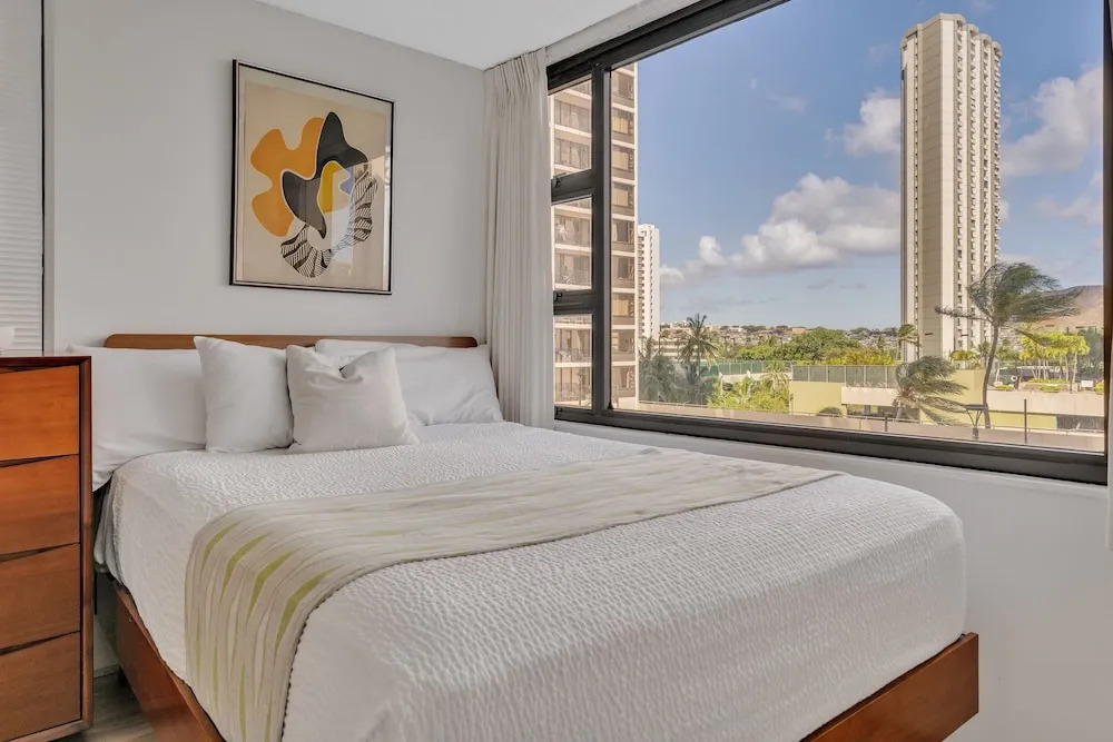 Deluxe Ocean View Condo 2 Queen Beds in Waikiki, FREE Parking & Wi-Fi by Koko Resort Vacation Rentals