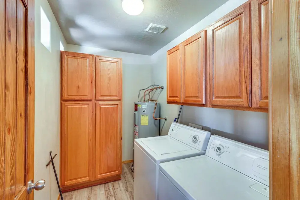 Near Lakes & Trails: Pet-friendly Cabin in Arizona