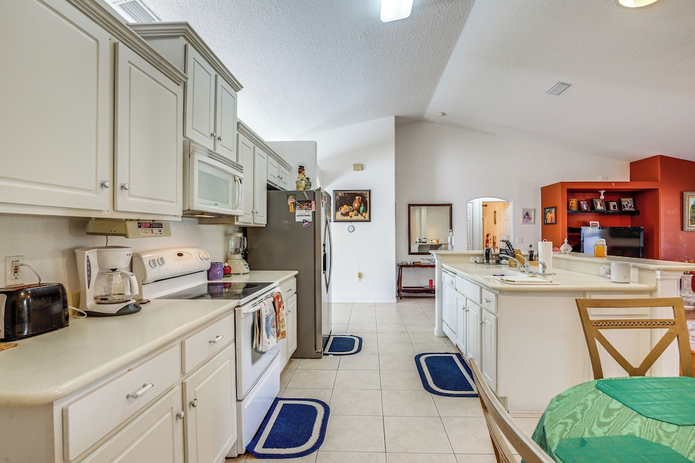 8 Mi to Sea! Snowbird Haven w/ Porch in Palm Coast