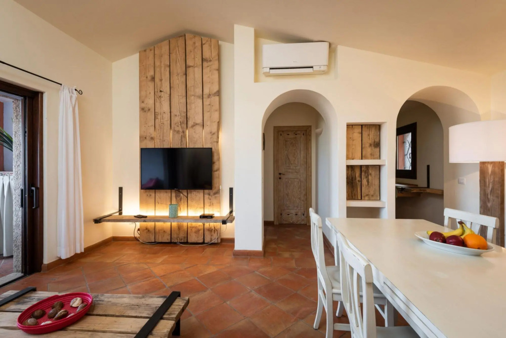 It has a double room with a double bed, a bathroom, large living room with sofa bed (1,40 m - for 1-MOLARA 2_PT