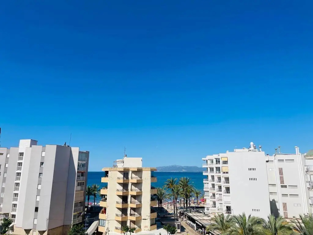Apartamento, vistas frontales al mar a 30 segundos de de la playa