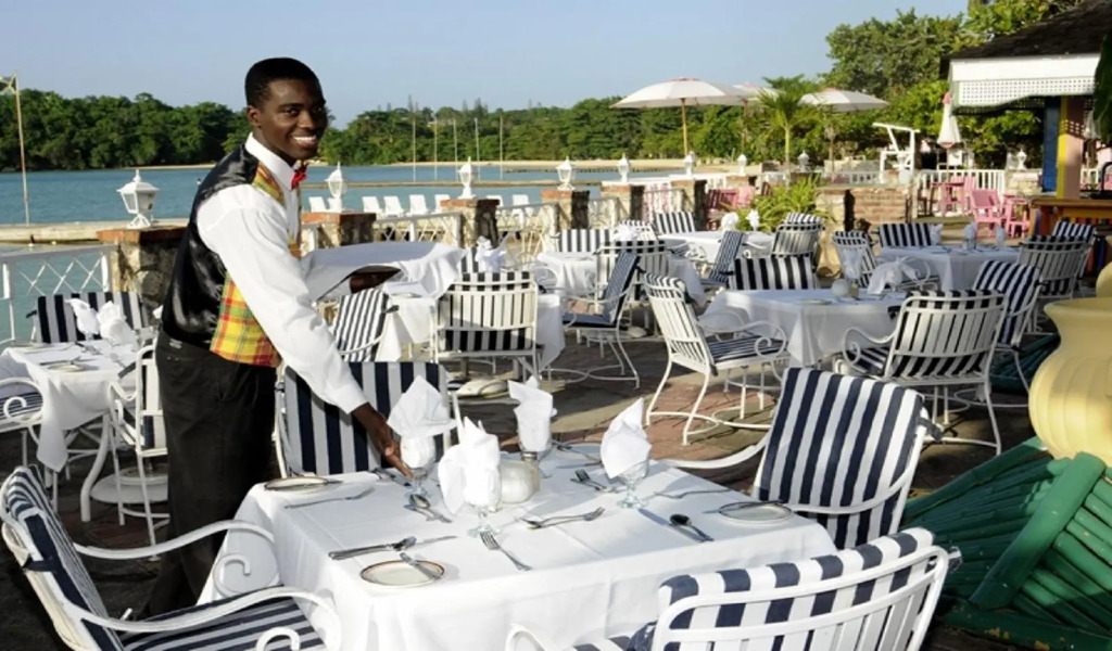 Shaw Park Beach Hotel