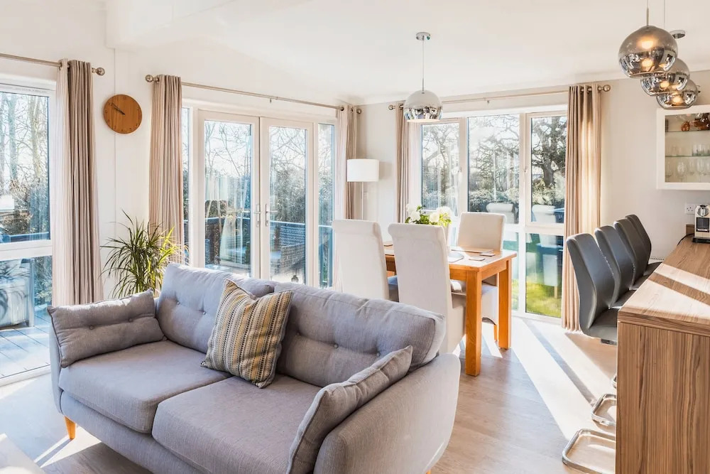 St Helens 2-bed Lodge, Sleeps 4, Pets Ok & Pool