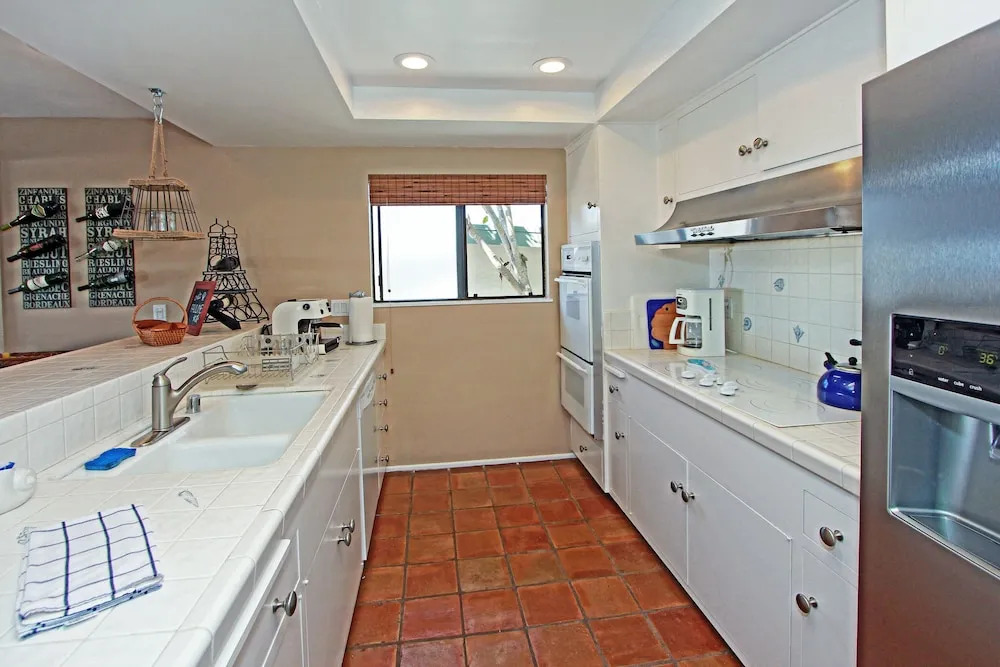 E Balboa 68385 by RedAwning