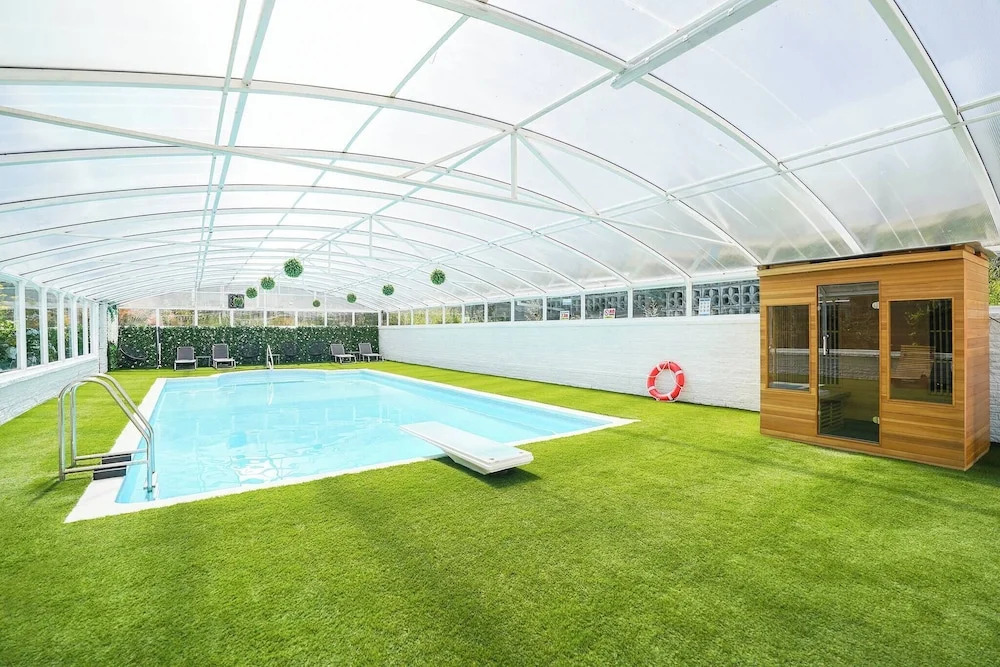 Spa Home With Swimming Pool, Hottub, and Sauna