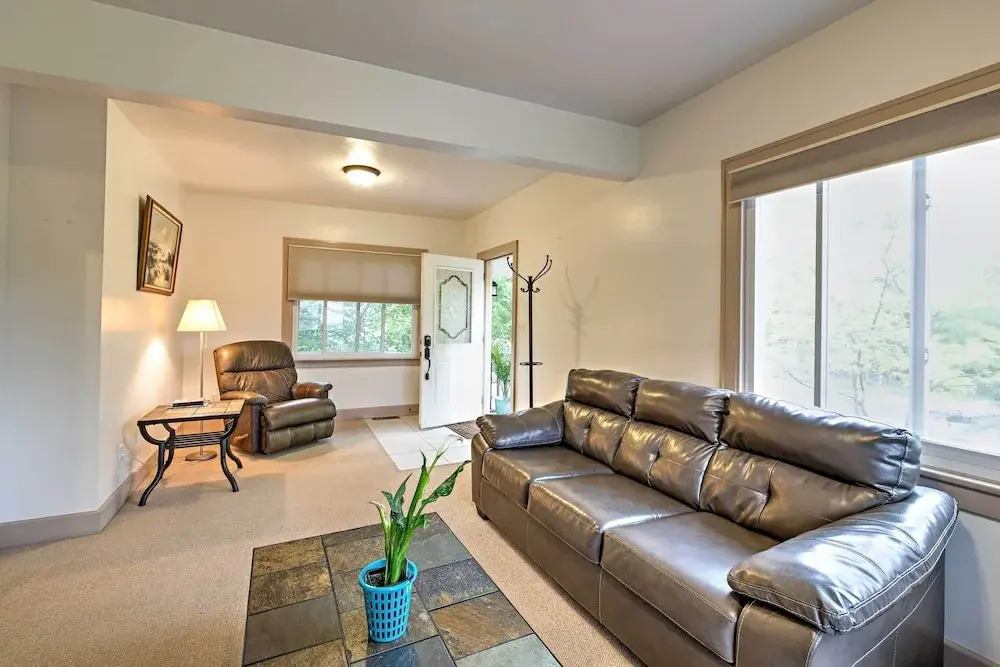 Hot Tub, Deck & Backyard: Cozy Union Pier House!