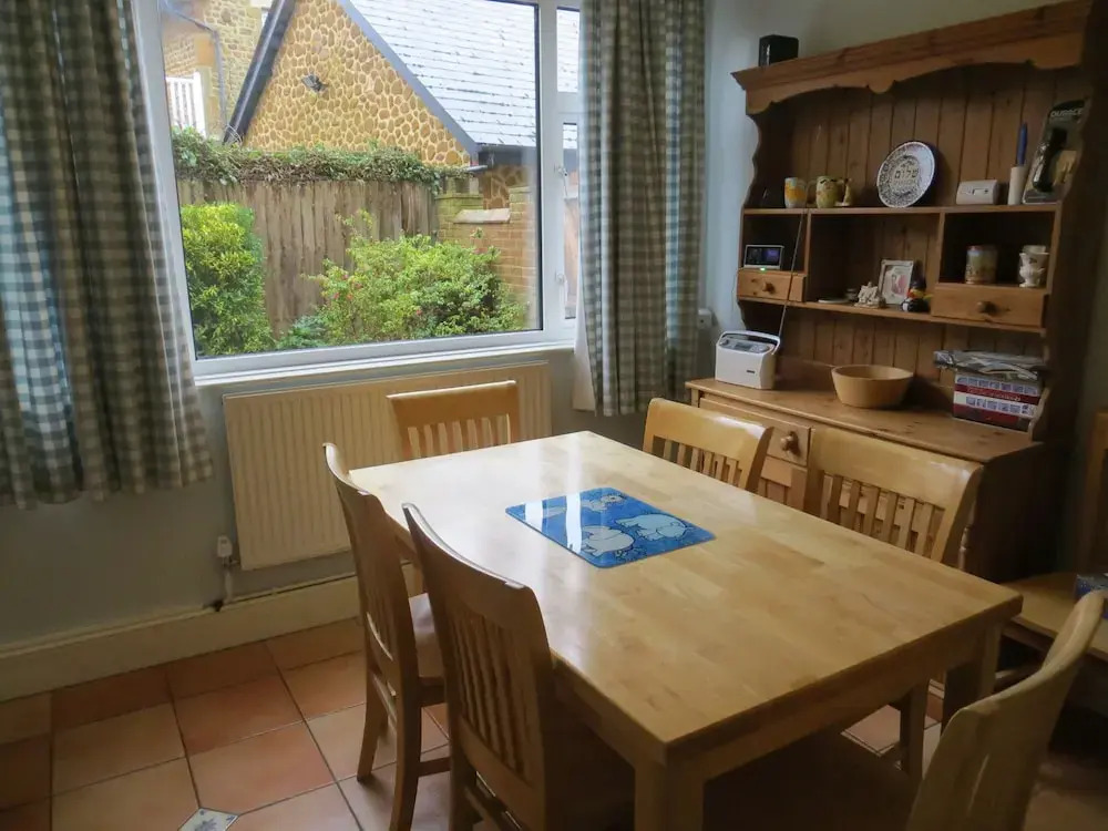 The Shields- Large Family House Close to Beach