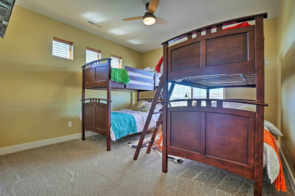 La Verkin Home w/ Hot Tub, Kayaks, & Bikes!