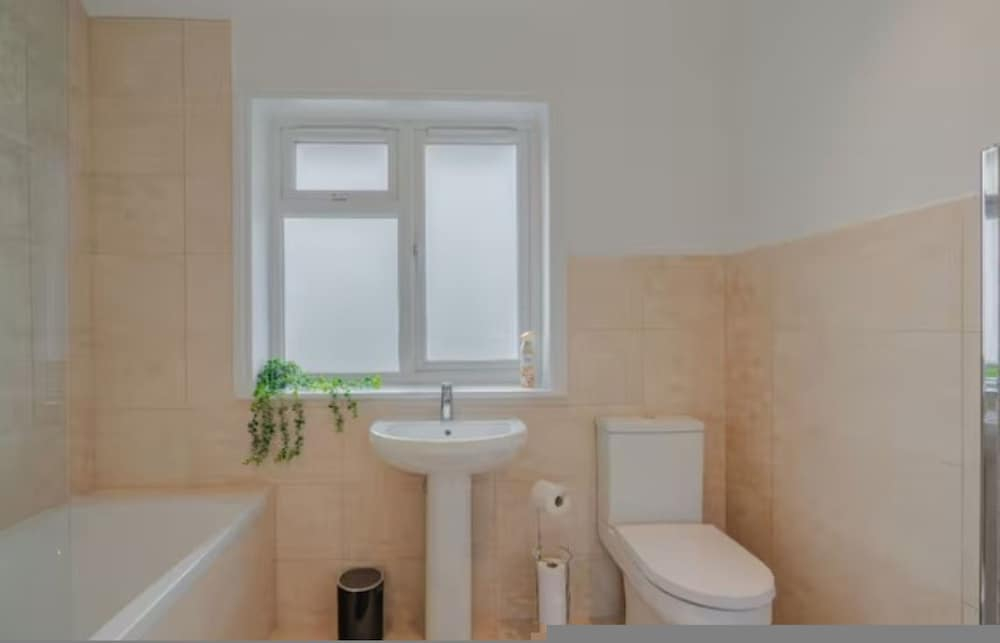 3BR Putney Home London Sleeps 8 Winter Deal
