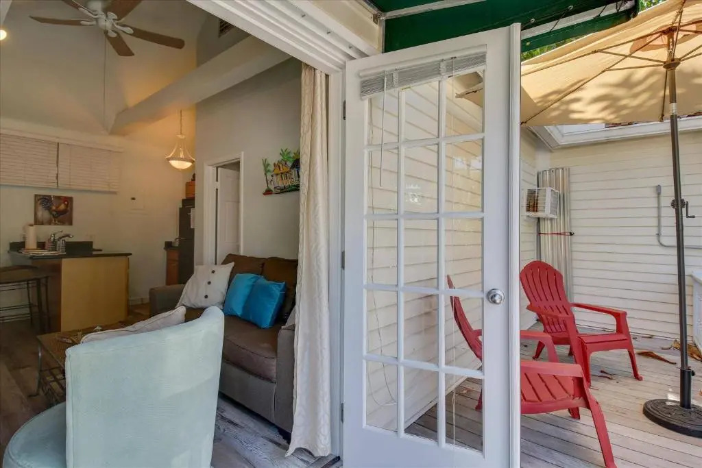 Ibis by Avantstay Close to Duval Street w/ Shared Pool Month Long Stays Only