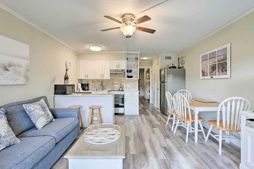 Resort Condo: Pools, Gym, Bar & Beach Access!