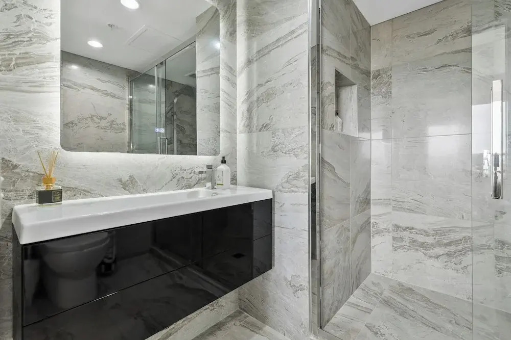 Modern 1BR w Pool/Gym Steps to Beach: Zodiak Stays