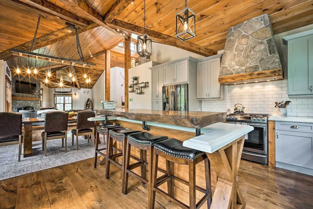 Elegant Mtn Chalet w/ Deck: 1 Mi to Mt Snow!