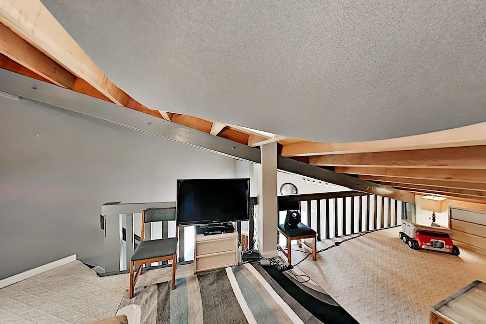 Top-floor Treehouse W/ Pool & Hot Tubs 2 Bedroom Condo