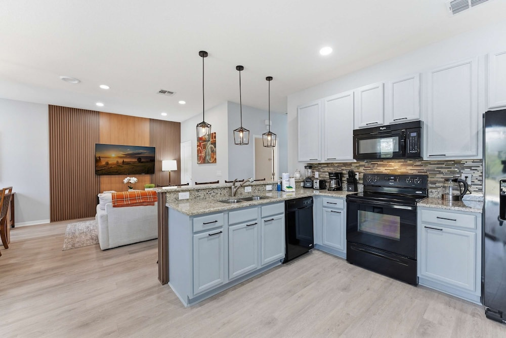 Luxurious 5-bedroom House With Pool Near Disney World - Perfect for Your Family 2613