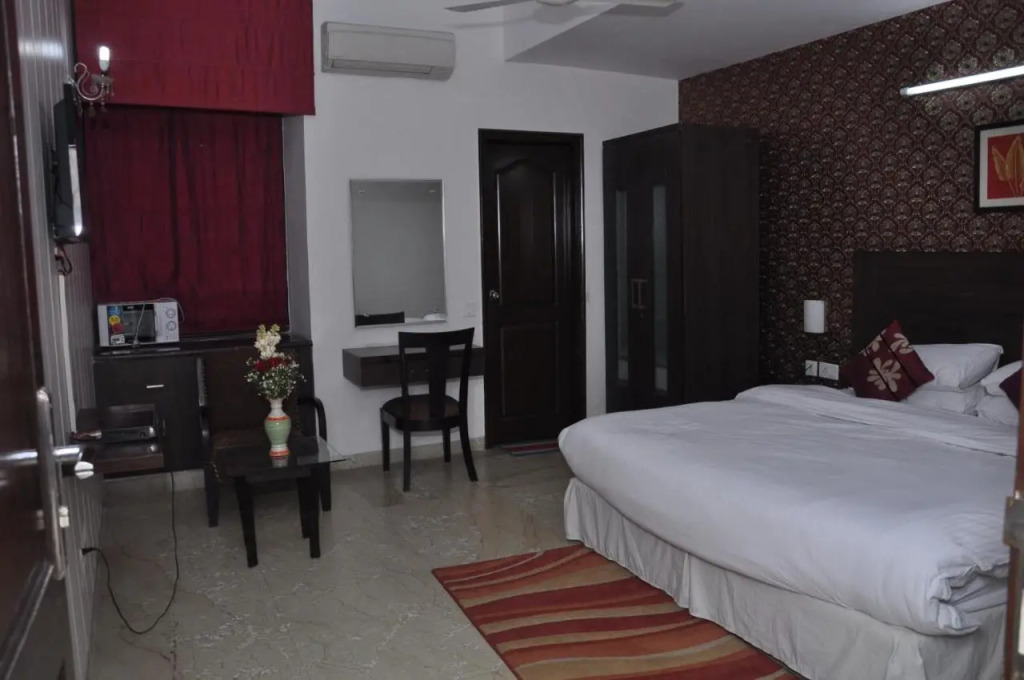 HOTEL JASHN INN Near Apollo Hospital