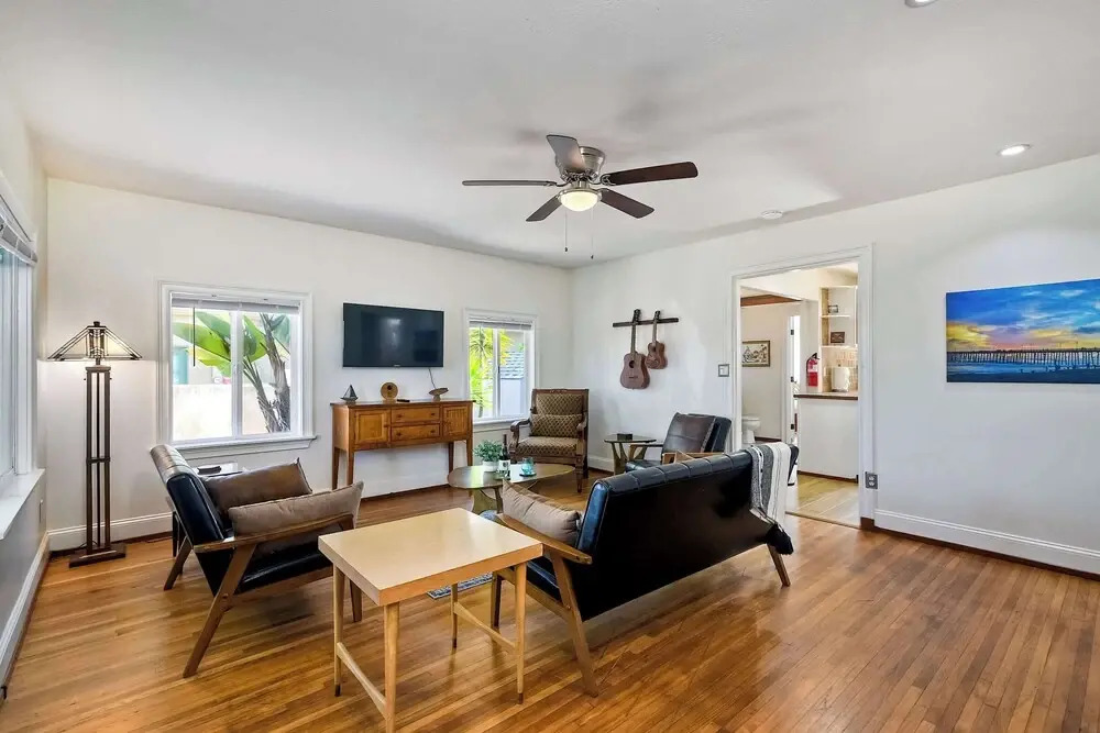 Vintage Beach Bungalow - For 6!