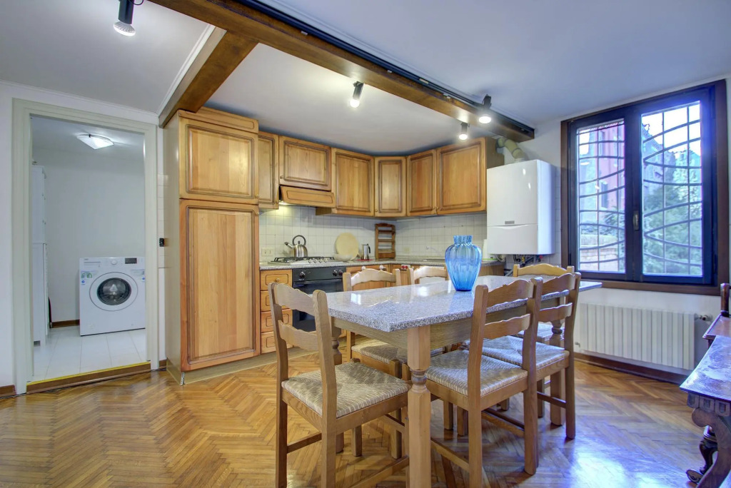 PANORAMIC 9 WINDOWS OVER GRANDCANAL, 3 bed, 2 bath