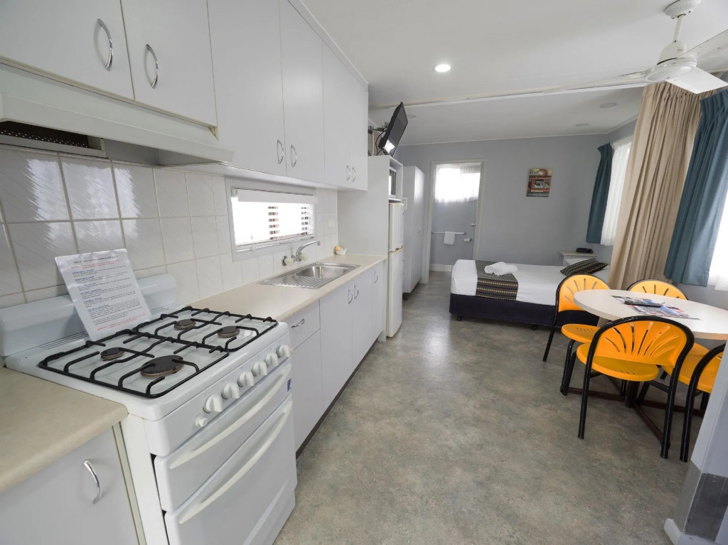 Alex Beach Cabins and Tourist Park