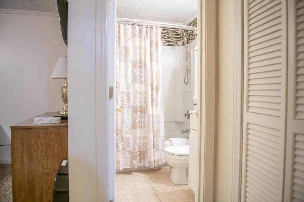Stroll to Slopes, Village Area, Ski in-out MtLodge 304