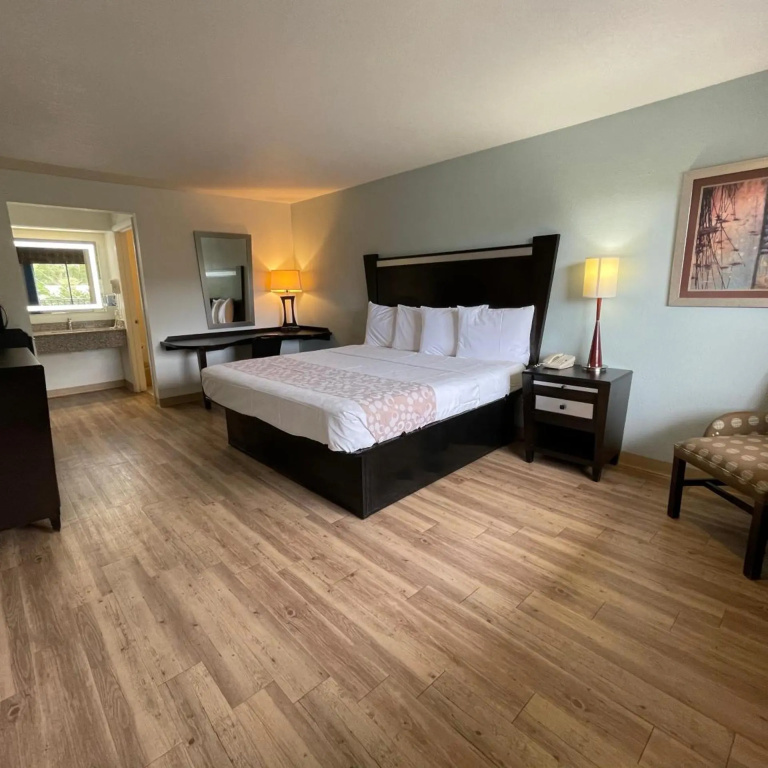Tricove Inn & Suites