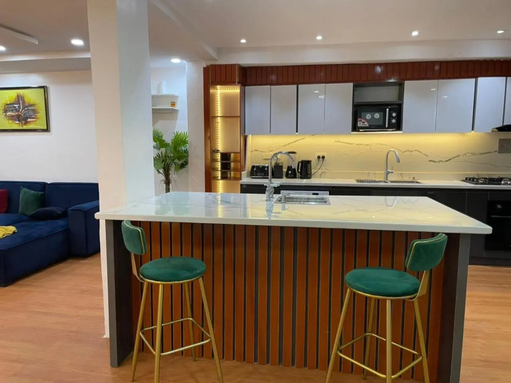 WATERFRONT 3BR APT W/FREE PARKIN WiFi NETFLIX POOL