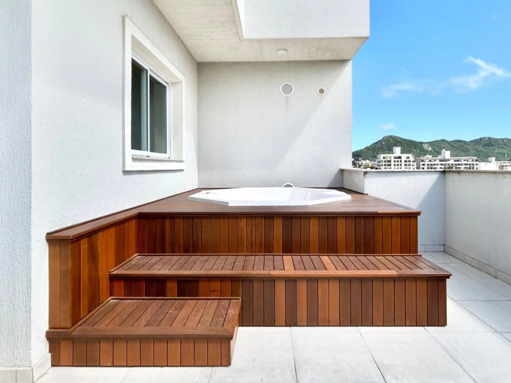 169 - Cobertura Duplex com 03 quartos, ideal para 03 casais e ampla vaga de garagem na praia de Canto Grande - Bombinhas - SC
