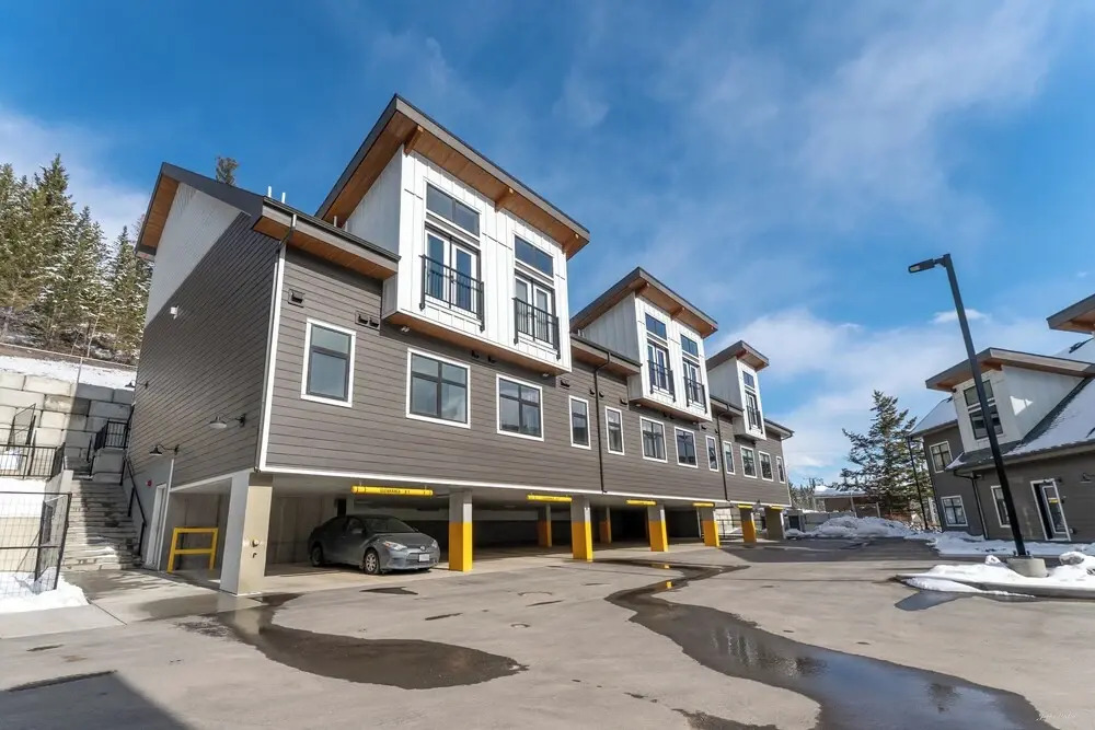 Skyridge 401 by Canmore Premier