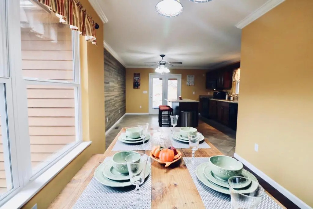 5Bedrooms*4KING BEDS*OUTSTANDING LOCATION*HotTub*