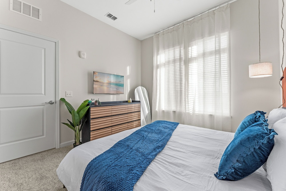 Riviere 2BR Apartment Pet Friendly Oasis Sleeps 6 Close to Epic Universe Pool & Gym