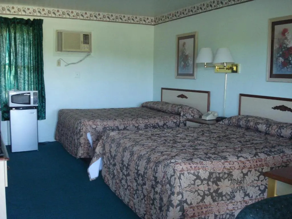 Thruway Holiday Motel