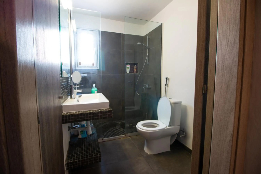 Renovated 2-bedroom flat with free parking, center