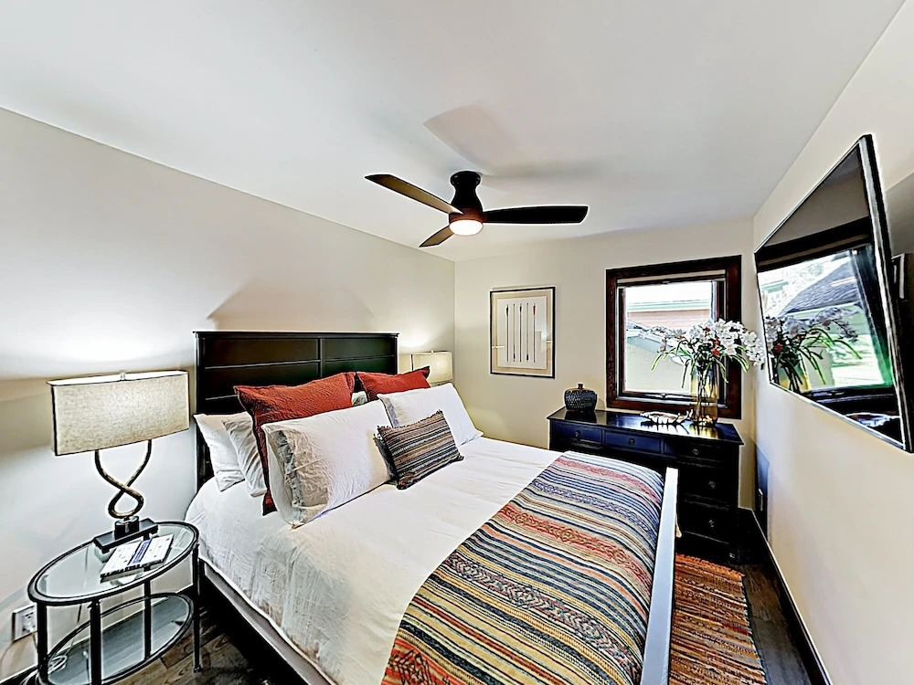 New Listing! Modern Mountain Ski W/ Balcony 3 Bedroom Condo