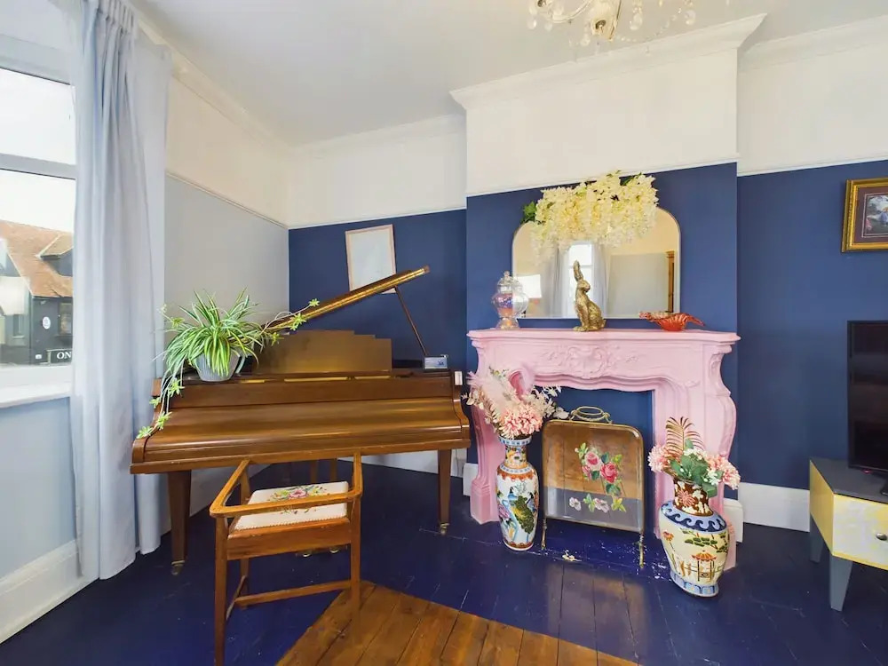 Unique 2 bed Leigh-on-sea- With Real Piano