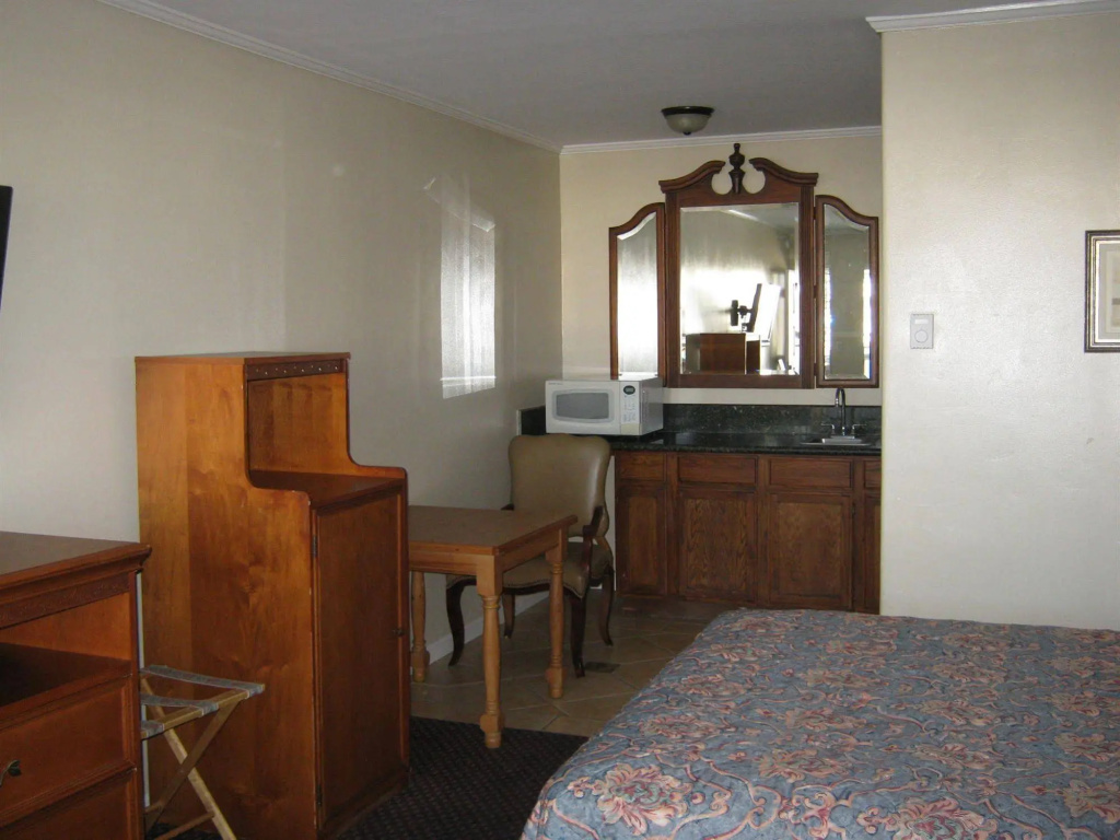 The Shores Inn