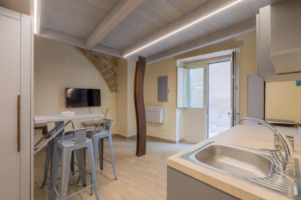 Studio apartment with kitchen in the historic center of Lecce-Casa Anibaldi