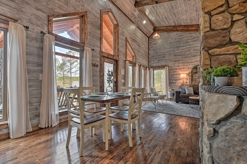 'honey's Nook' Broken Bow Home w/ Hot Tub + Decks!