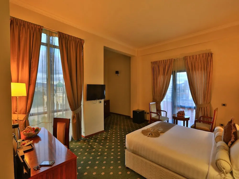 Kenenisa.. Oasis International Hotel