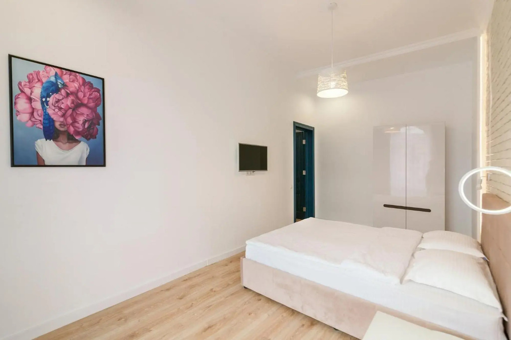 LEOGRAND Three Bedrooms VIP Apartment on Kniazia Romana 12