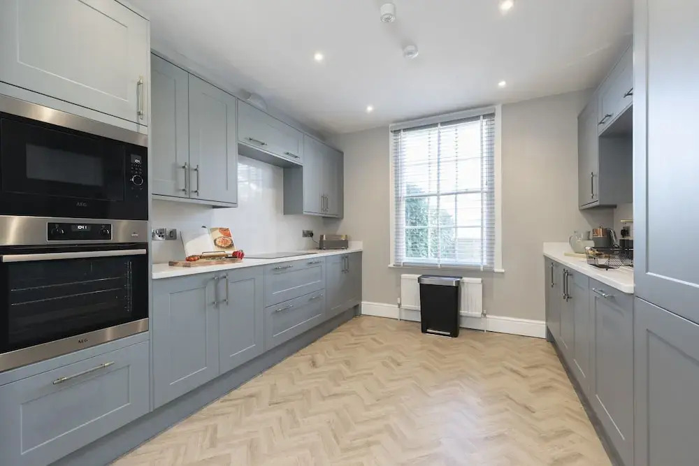 Elliot Oliver - Stunning 6 Bedroom Regency House With Parking