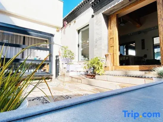 Travel Courtyard