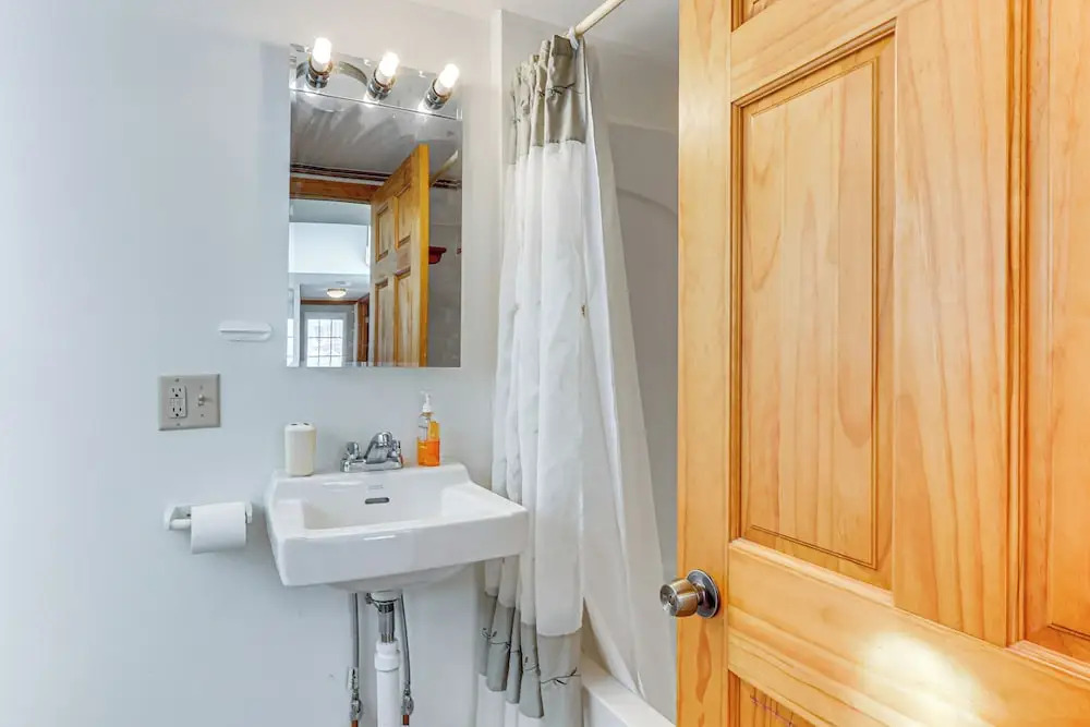 Charming Old Lyme Cottage, Steps to Private Beach!